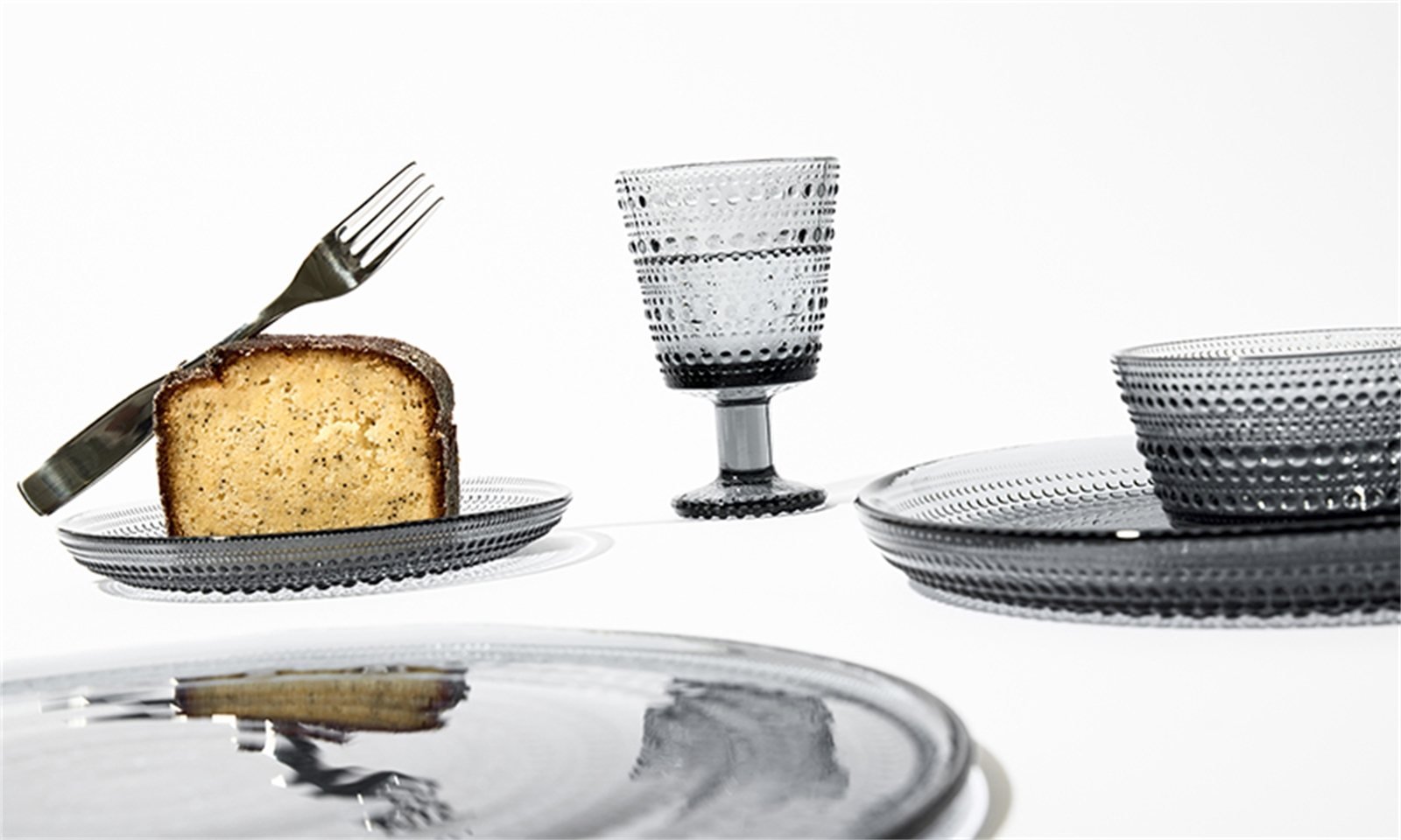 물방울 무늬 표면을 지닌 Iittala Kastehelmi 글라스웨어