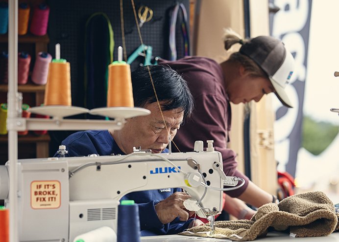 Patagonia Worn Wear 작업자가 의류를 수선하는 과정