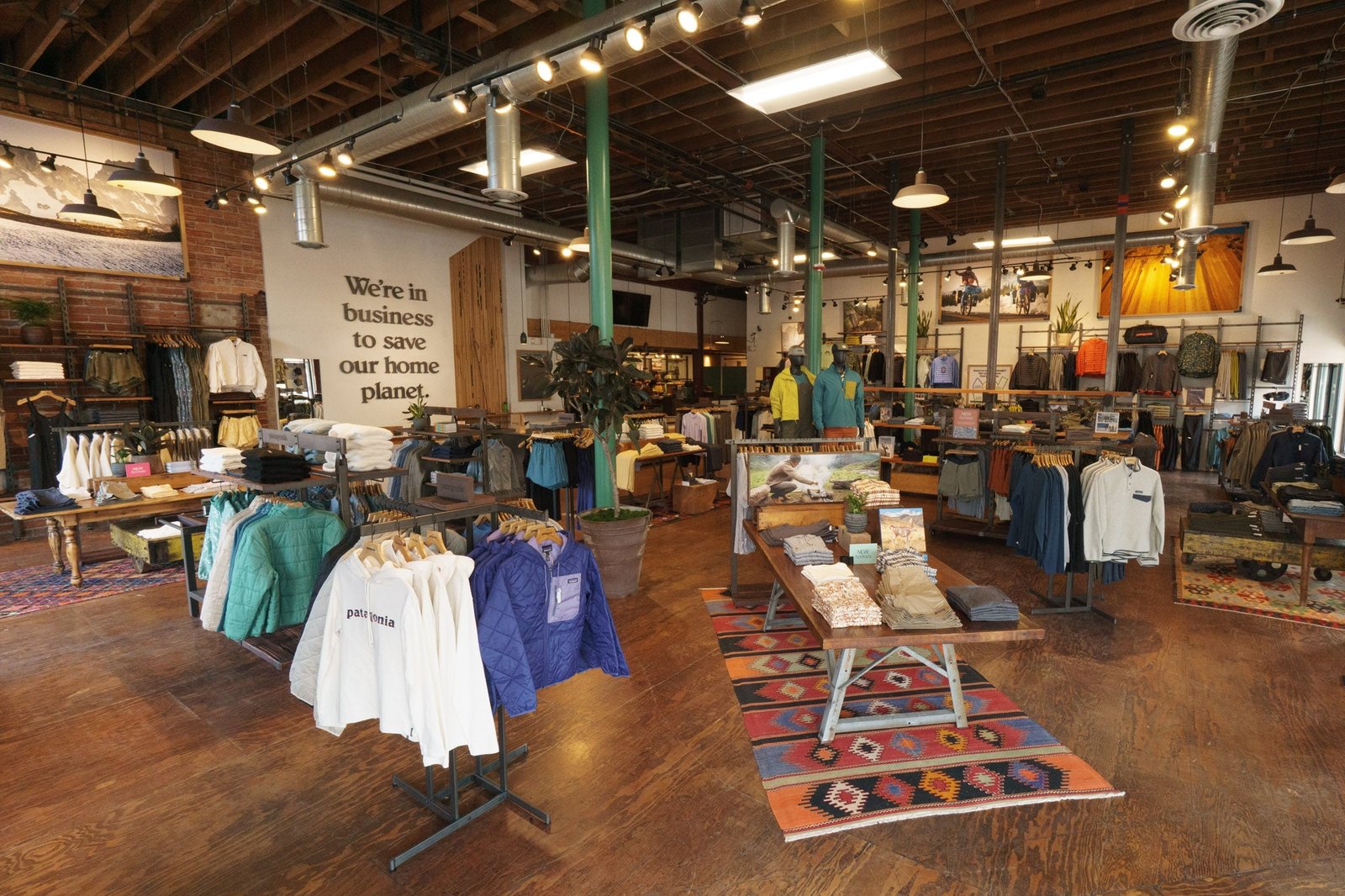 Patagonia Bend 매장 내부와 진열 공간